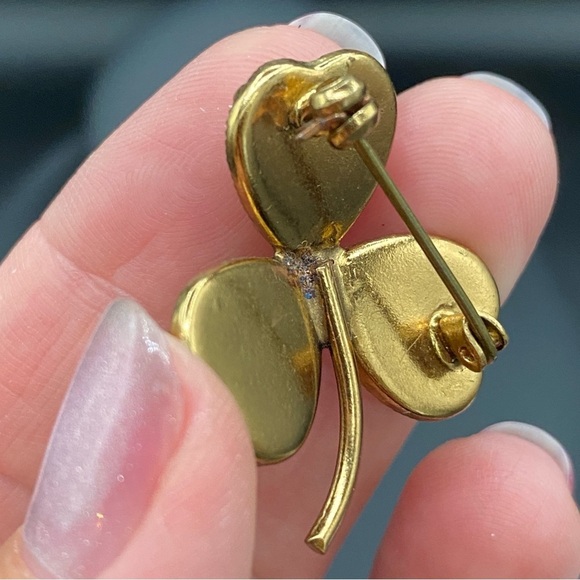Cloverleaf Shamrock Brooch with Glossy Finish set in Gold Tone - Picture 9 of 10